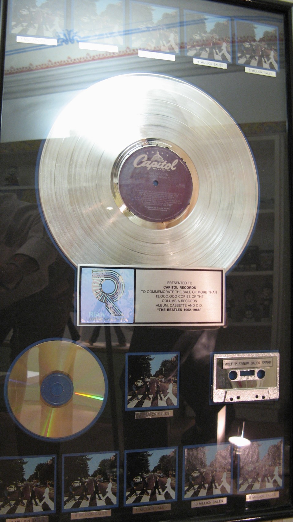 n_10- Disco di platino per la vendita di oltre 11 milioni di copie dell'album dei Beatles 'Abbey Road'.jpg